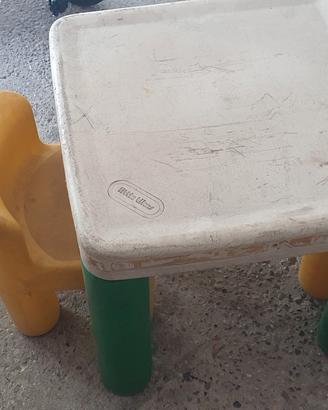 Tavolo con sedie little tikes per bambini.