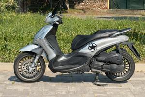 Piaggio Beverly 300 S + OMAGGIO Coprigambe Tucano
