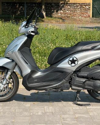 Piaggio Beverly 300 S + OMAGGIO Coprigambe Tucano