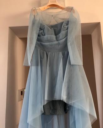 Abito sartoriale in tulle da cerimonia.