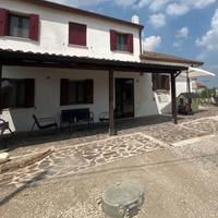 Casa accostata da un lato