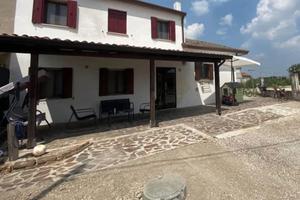 Casa accostata da un lato