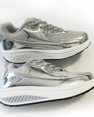 Scarpe sportive argentate (calzano come un 35)