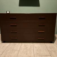 Cassettiera moderna in legno scuro