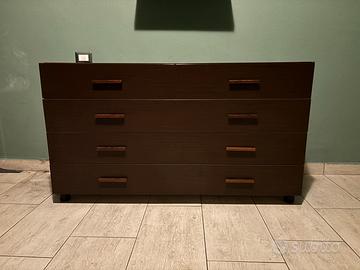 Cassettiera moderna in legno scuro