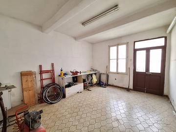 PALAZZETTO DA RISTRUTTURARE IN VIA NINO BEDENDO