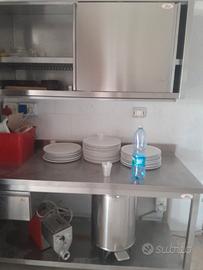 tavolo da lavoro ristorante  e mensola armadietto