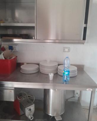tavolo da lavoro ristorante  e mensola armadietto