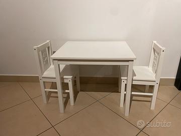 Tavolo e sedie in legno per bambino