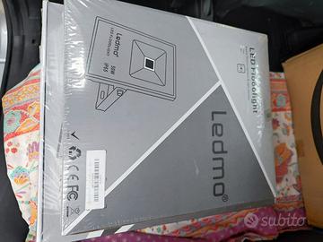 N.5 FARETTI LED ESTERNI NUOVI IN SCATOLA ORIGINALE