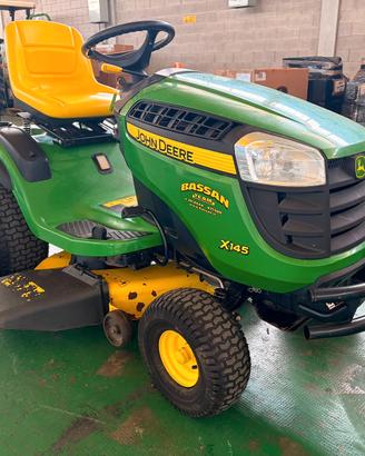 Trattorino tagliaerba John Deere X145