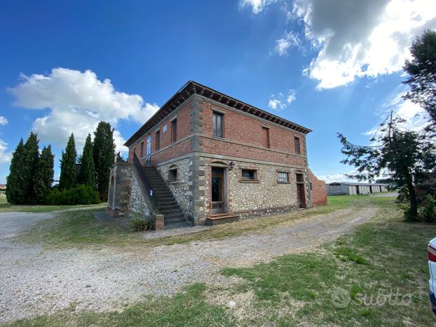 Casale vista lago con terreno ed annessi