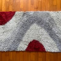 tappeto a pelo lungo grigio e rosso