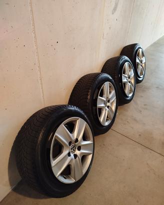 Cerchi con gomme e copricerchi Volkswagen 16'