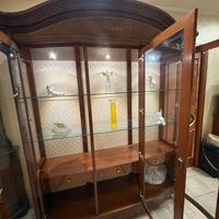 Classica vetrina in legno per soggiorno