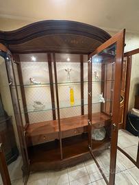 Classica vetrina in legno per soggiorno