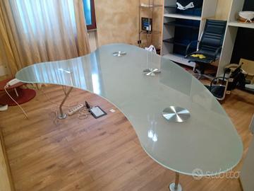 Scrivania di design in vetro