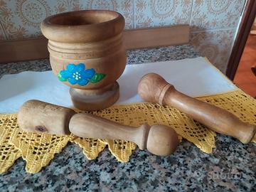 MORTAIO E DUE PESTELLI IN LEGNO