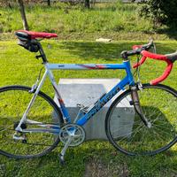 Bici da corsa e bici mountain bike