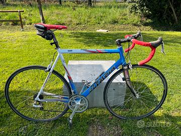 Bici da corsa e bici mountain bike