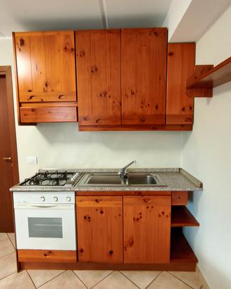 Angolo cottura con tavolo e 4 sedie