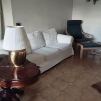 Divano, tavolo di noce e lampade design, vetrina a