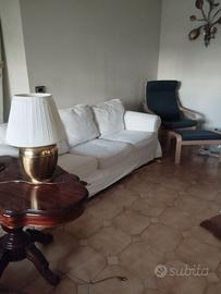 Divano, tavolo di noce e lampade design, vetrina a