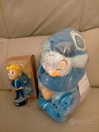 Peluche Stitch con papero e action figures