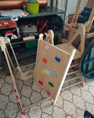 Giostra in legno con rampa e altalena 