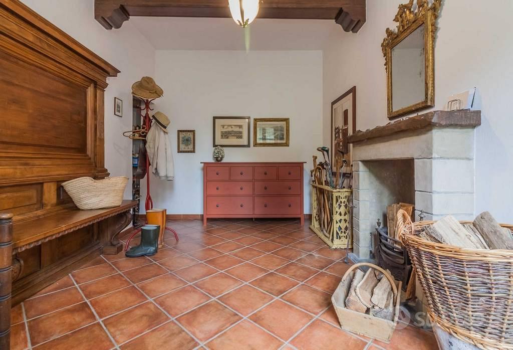 Rustico / Casale di 387 m² con più di 5 locali e b - Altro