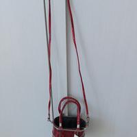 borsetta in vernice rossa 