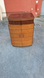 Macchina da cucire vintage Necchi