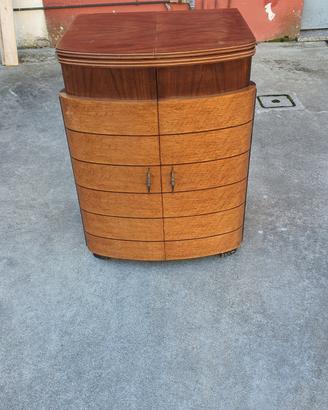 Macchina da cucire vintage Necchi