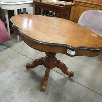 Tavolino vecchio con ruote