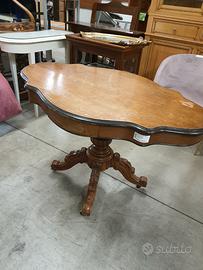 Tavolino vecchio con ruote