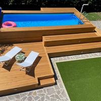 Piscina con ambientazione in legno
