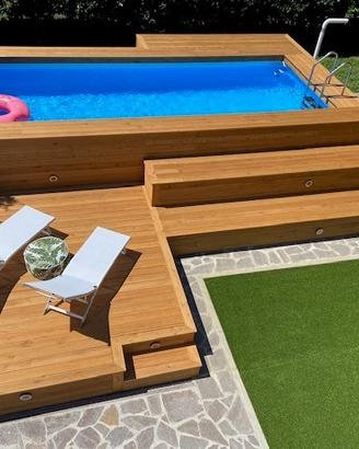 Piscina con ambientazione in legno