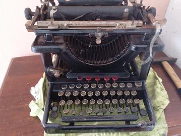 macchina da scrivere e macchina da cucire