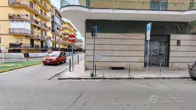 Locale commerciale con doppia vetrina