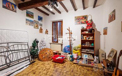 CASA COLONICA CON PERTINENZE E AMPIO TERRENO AGRIC