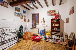 CASA COLONICA CON PERTINENZE E AMPIO TERRENO AGRIC