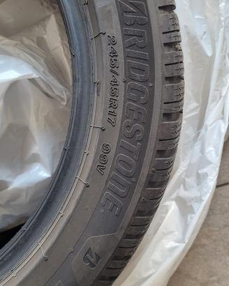 Gomme Bridgestone Blizzak 245/45/17 99 W