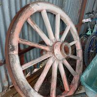 ruota di carro antico 