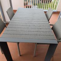 tavolo da esterno con sedie