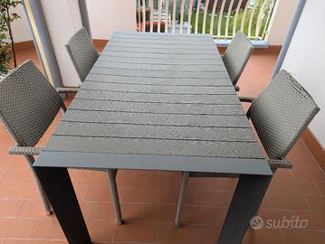 tavolo da esterno con sedie