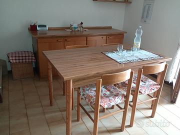 Tavolo piu sedie e credenza 
