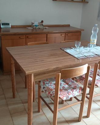 Tavolo piu sedie e credenza 