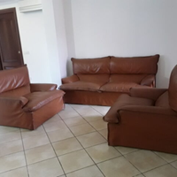 Salotto divano tre posti in pelle-Valmontone/Roma