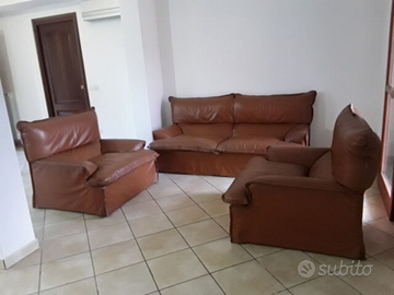 Salotto divano tre posti in pelle-Valmontone/Roma