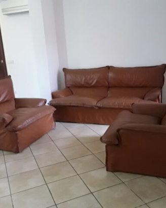 Salotto divano tre posti in pelle-Valmontone/Roma
